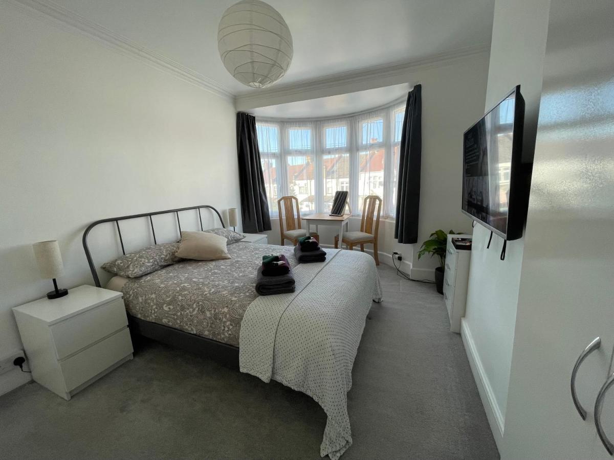 Double Bedroom With Tv In Sudbury Hill Wembley - 10 Mins From Wembley Stadium Harrow on the Hill Exterior foto