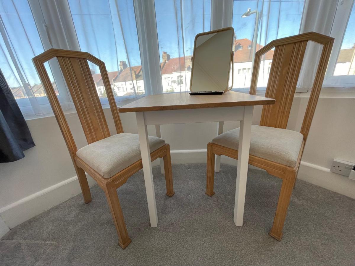 Double Bedroom With Tv In Sudbury Hill Wembley - 10 Mins From Wembley Stadium Harrow on the Hill Exterior foto